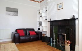 Central And Spacious 2 Bedroom Flat With Garden